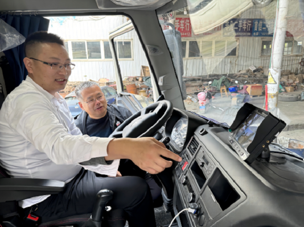 散装饲料运输车